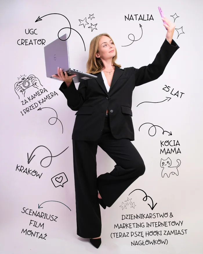 Natalia Sadowska w czarnym garniturze robi selfie telefonem, w drugiej ręce trzyma laptop.
                  Wokół odręczne napisy: UGC Creator, Natalia, 25 lat, Kraków, kocia mama,
                  za kamerą i przed kamerą, scenariusz film montaż, dziennikarstwo i marketing internetowy
                  (teraz piszę hooki zamiast nagłówków).